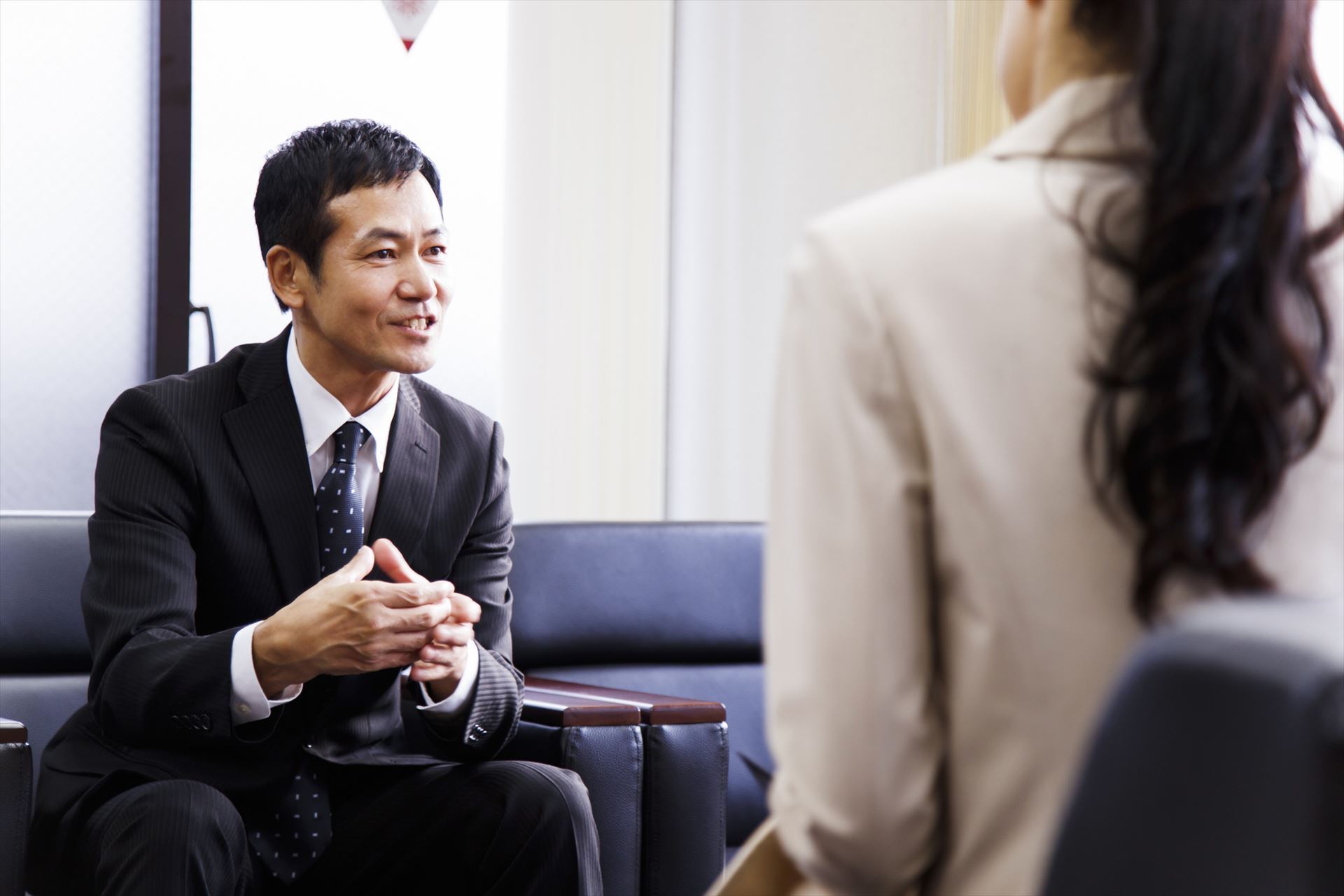 話をする男性スタッフ